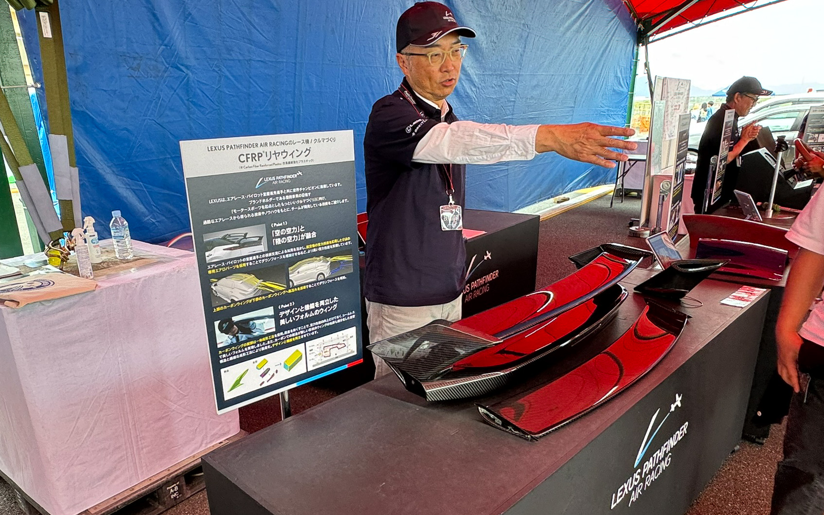 こちらはリアウィング。レクサスの技術者が質問に対して答えてくれる