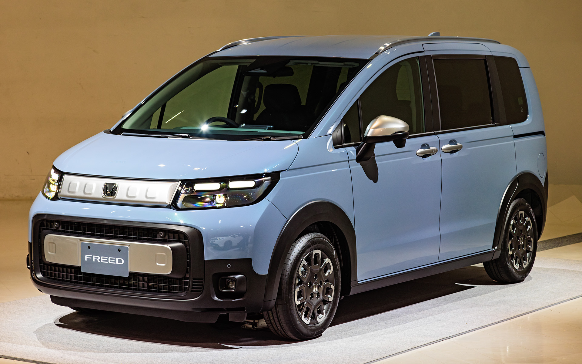 撮影車両は新型「フリード クロスター」の6人乗りモデル。ボディカラーはソニックグレー・パール