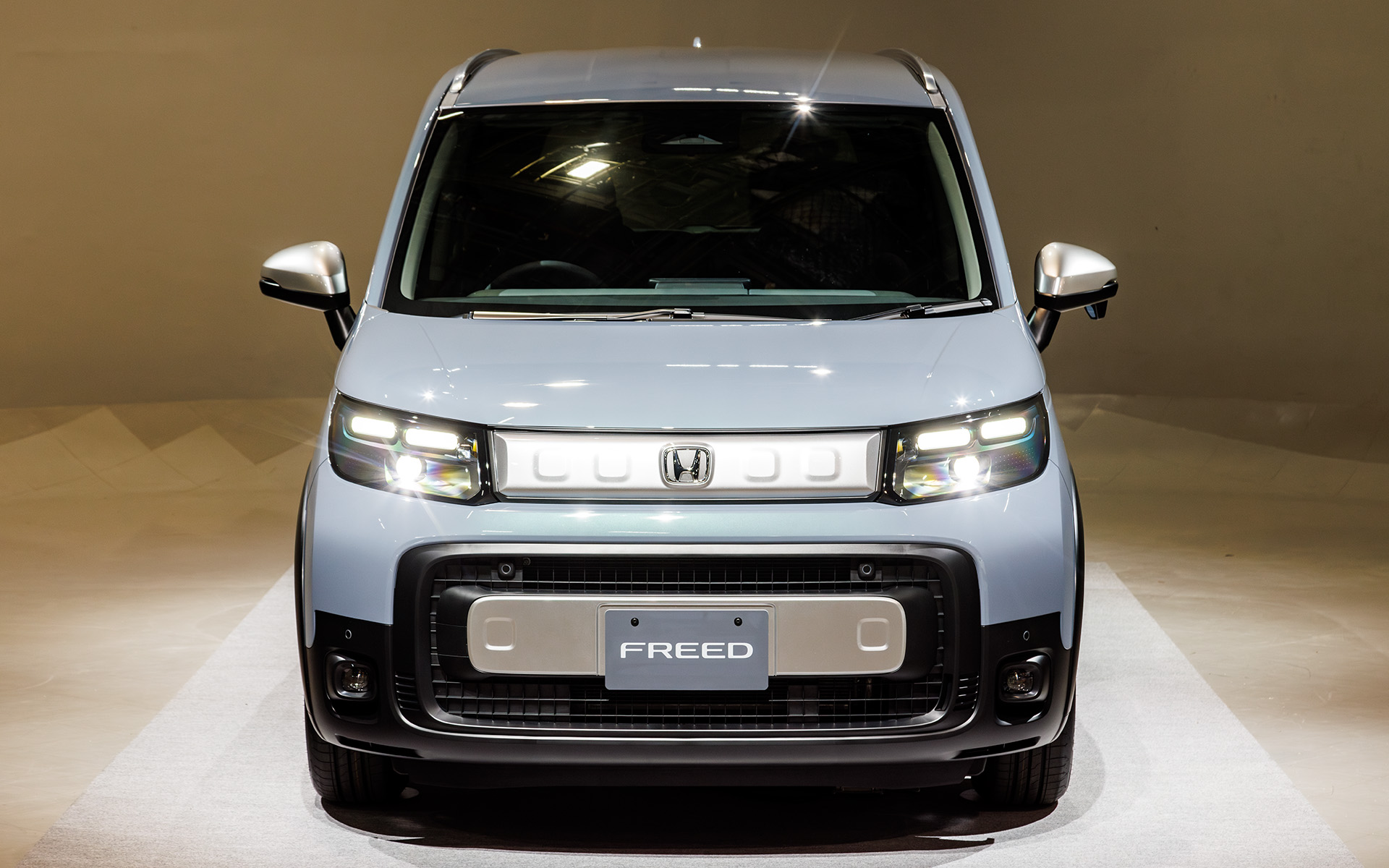 樹脂製のプロテクターや金属調の加飾の追加でフリード エアーと差別化。ヘアライン仕上げのルーフレールも装着