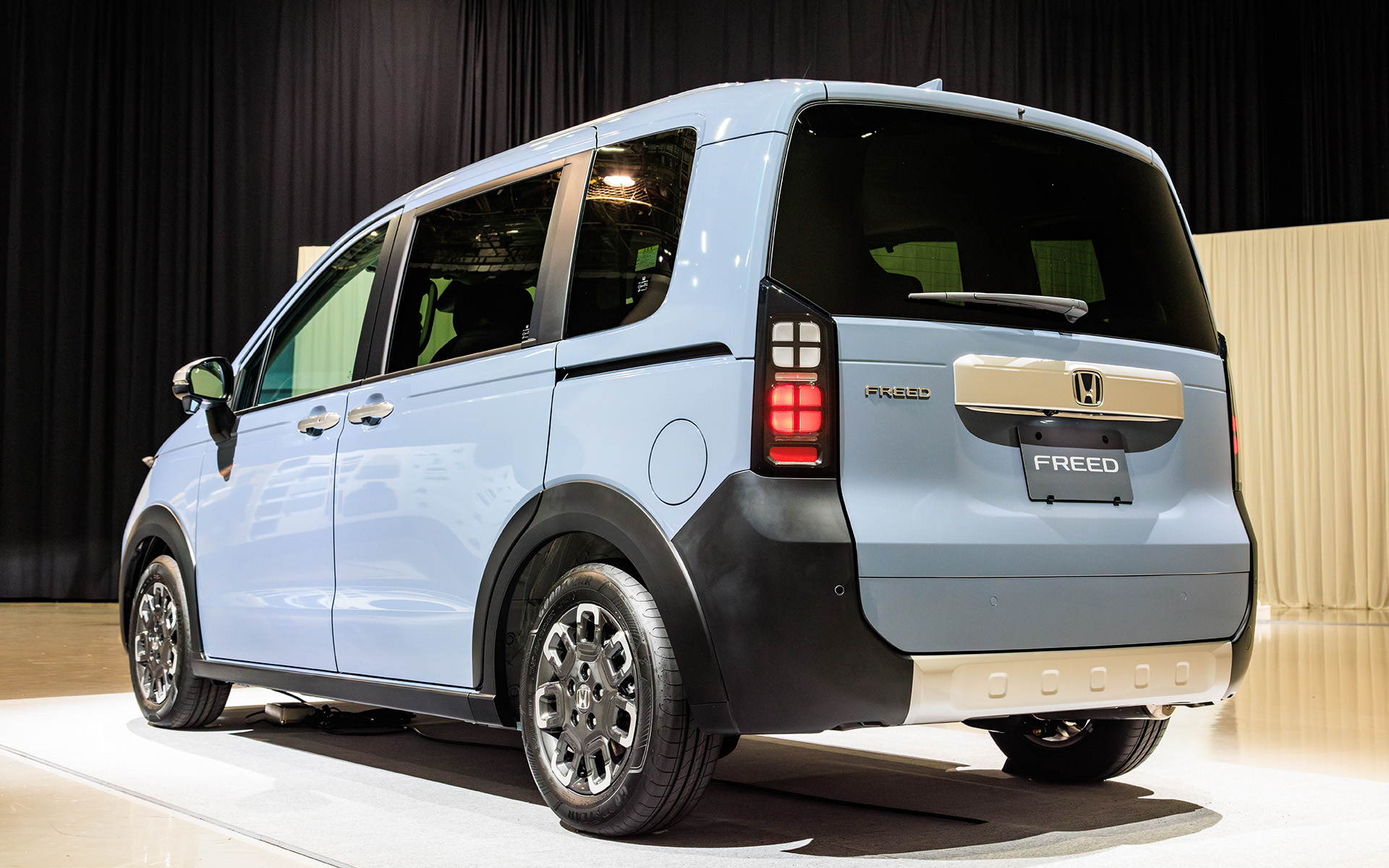 樹脂製のプロテクターや金属調の加飾の追加でフリード エアーと差別化。ヘアライン仕上げのルーフレールも装着