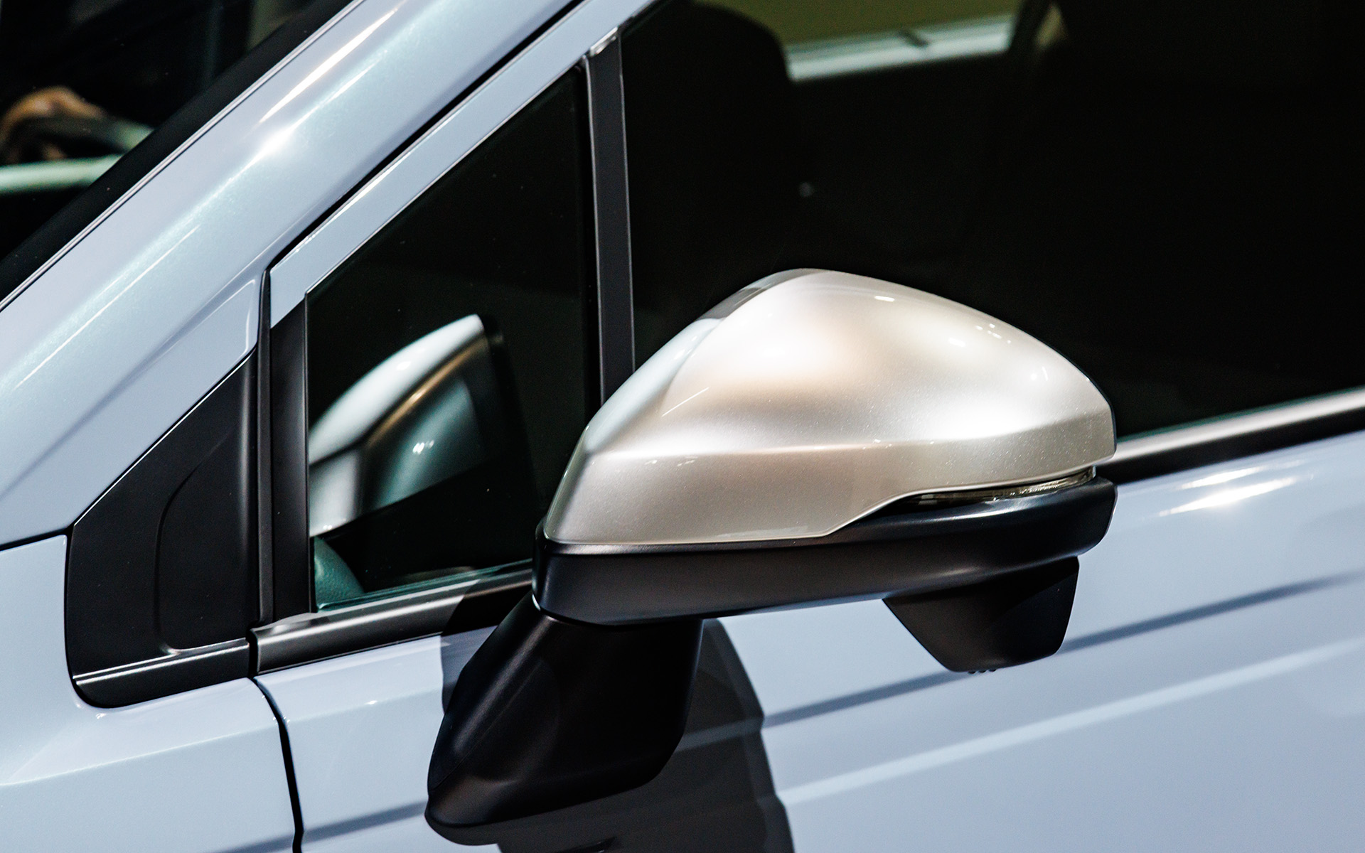 金属調仕上げのドアミラー
