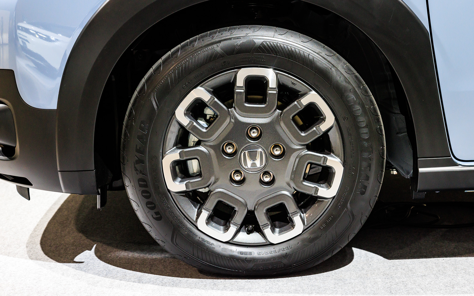 アルミホイールは専用デザイン。撮影車両のタイヤはフリード エアーと同じグッドイヤー「EfficientGrip Performance2」の185/65R15