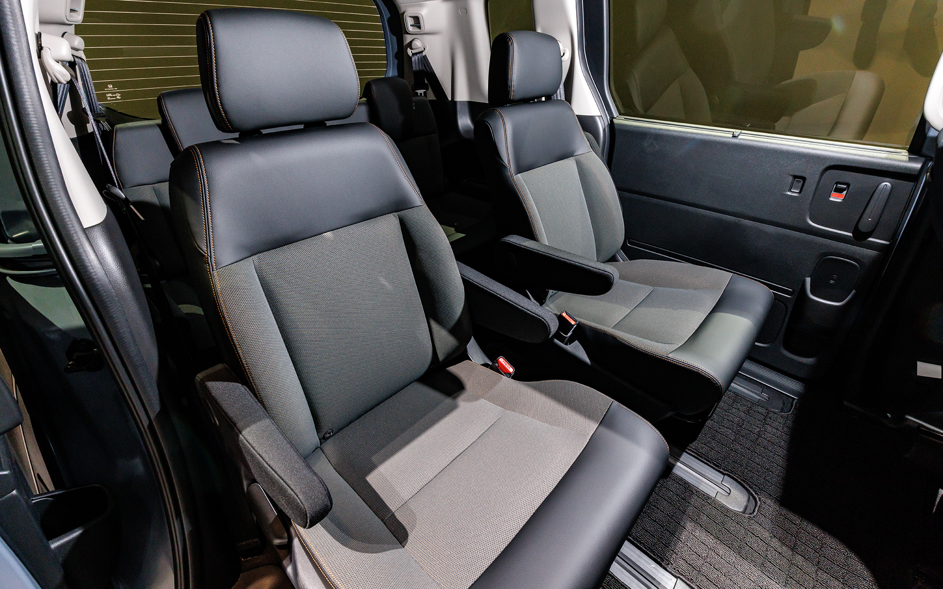 シートカラーもブラック基調。オレンジのステッチがオシャレ