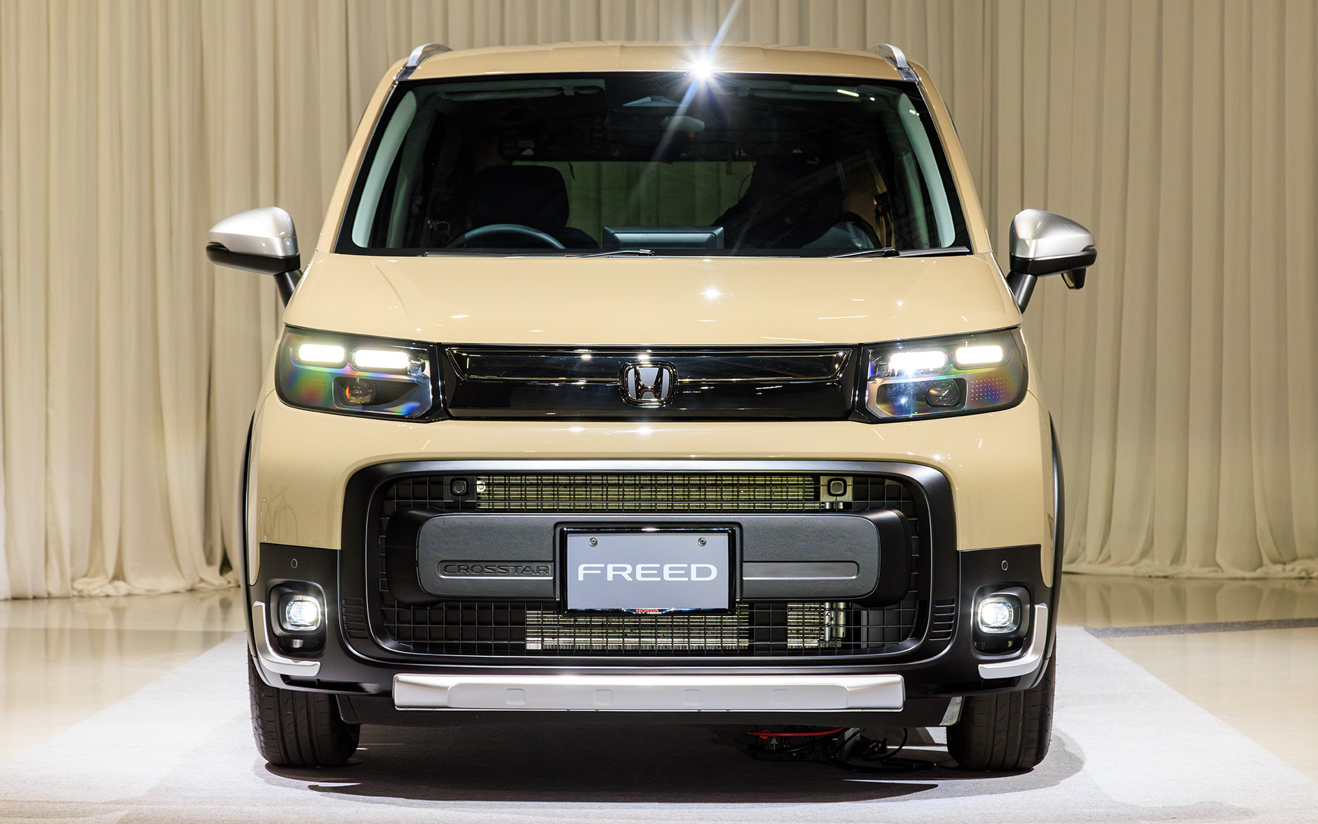 撮影車両はフリード クロスターの5人乗り（2WD/FF）モデル。ボディカラーは新色のデザートベージュ・パール。アクティブタフスタイルの外観パーツが装着されている