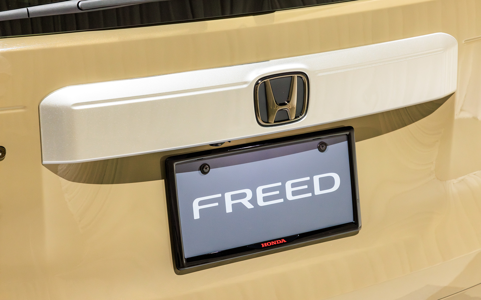 リアにはブラックエンブレム。前後のナンバーフレームもオプション