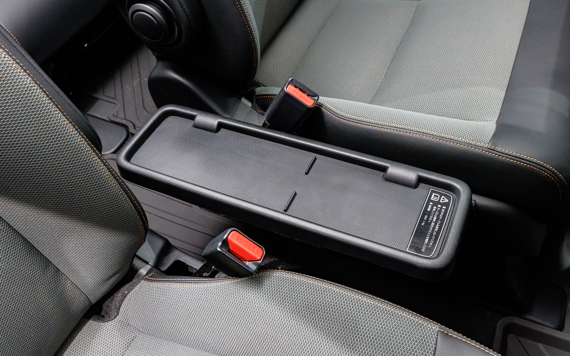 折りたたむことでウォークスルーも可能な折りたたみセンターテーブル