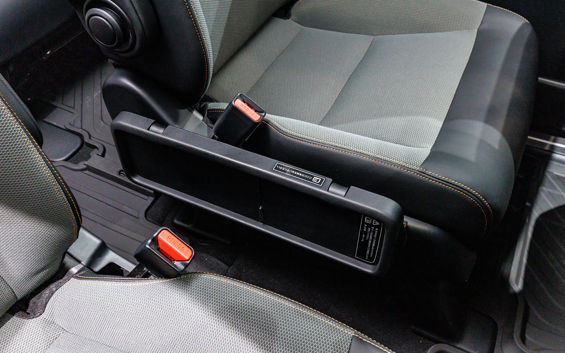 折りたたむことでウォークスルーも可能な折りたたみセンターテーブル