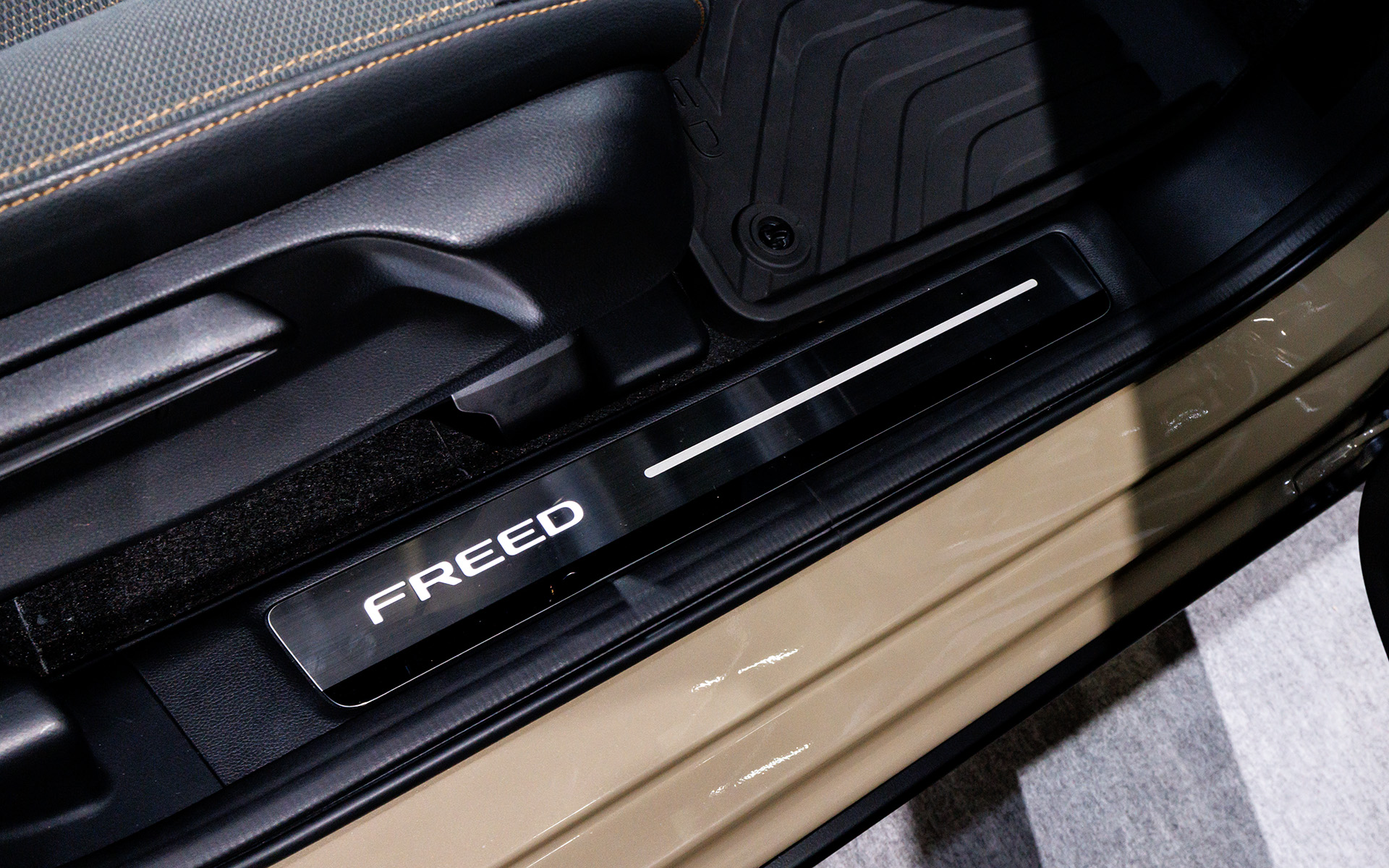 フロントドア部には照明付きのサイドステップガーニッシュ