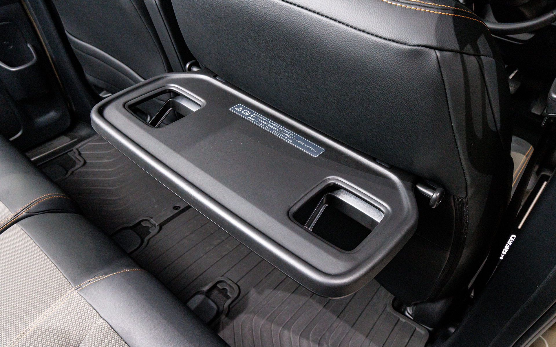 フロントシート背面用のシートバックテーブル