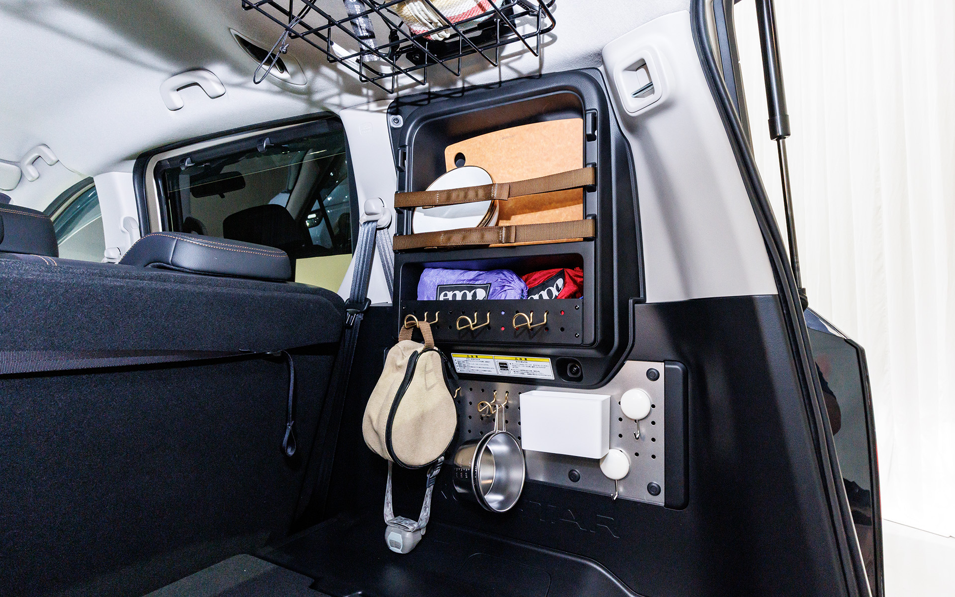 トランクサイドボックス。下部は標準装備のユーティリティサイドパネル