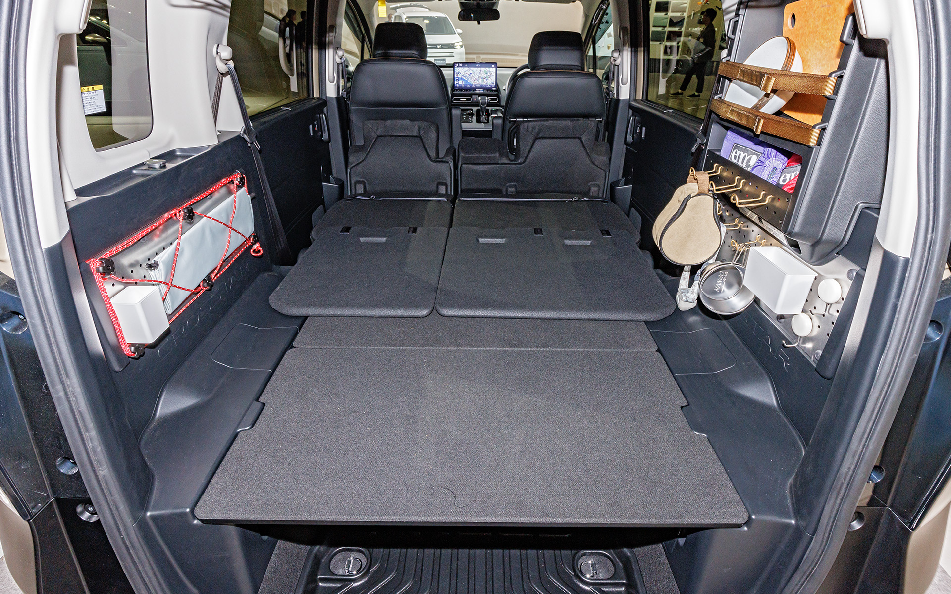 2列目シートバックを前倒しすることでフラットなスペースに