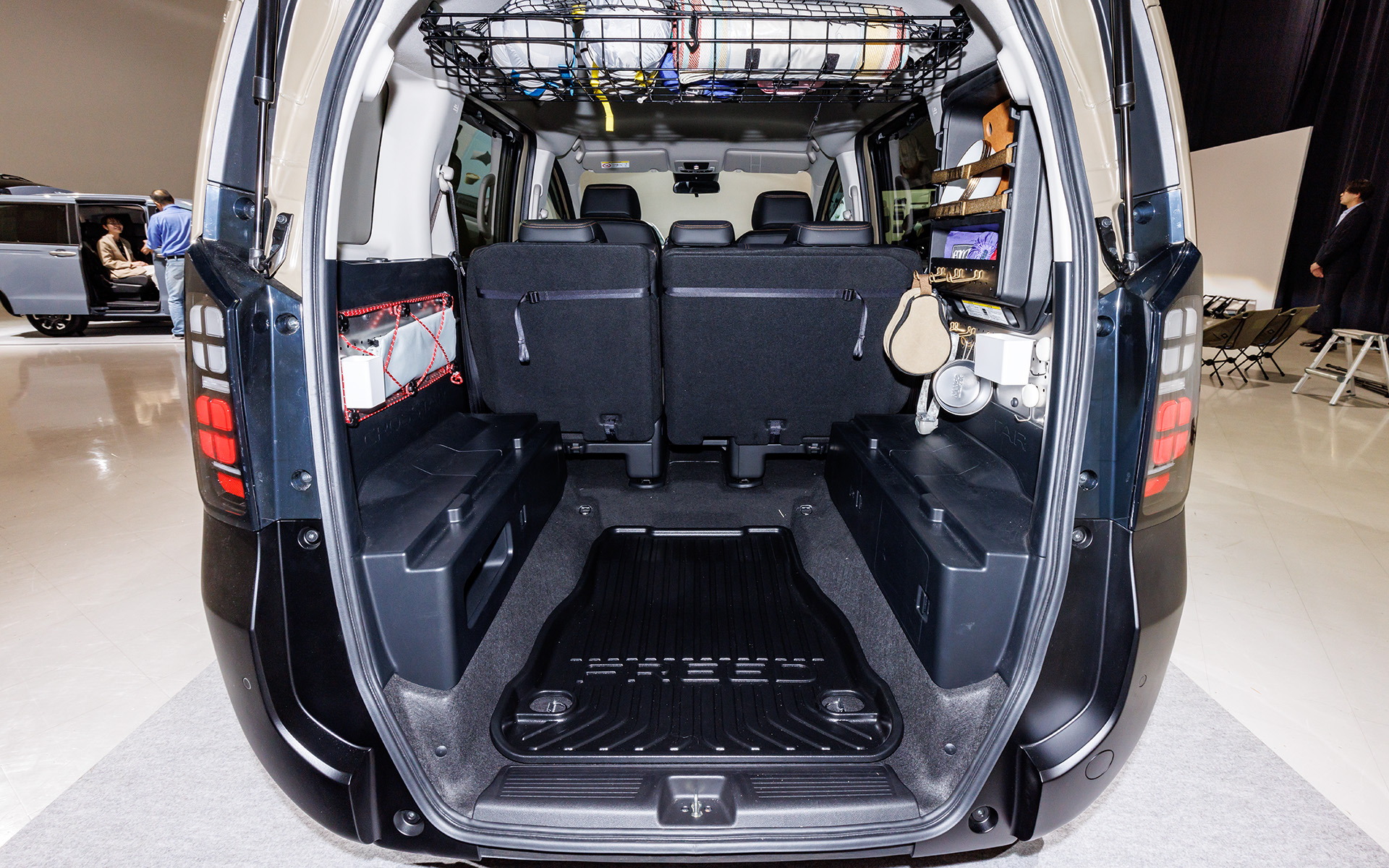 ユーティリティボードを取り外すことで1255mmの大開口部が出現。開口部の地上高も335mmと低い