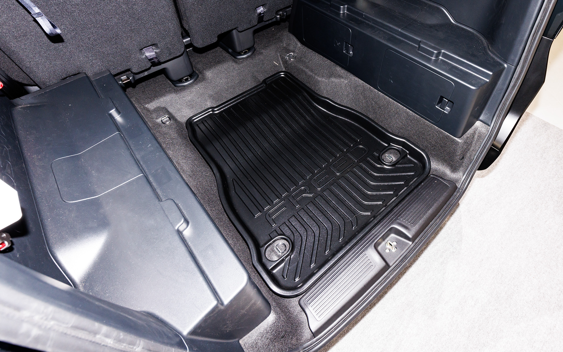 汚れ物や濡れた物の収納時に役立つカーゴトレイ