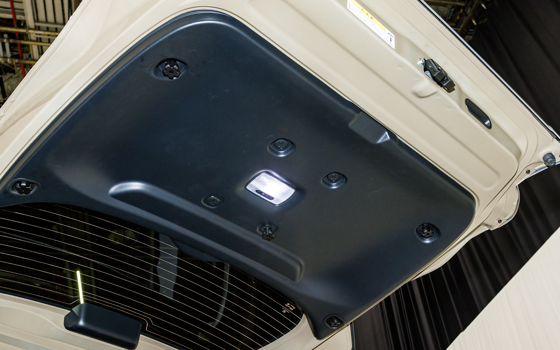 バックドア裏面には標準でユーティリティナットを用意。中央右下に付いているフックを装着することで軽い物を吊り下げ可能。バックドアの耐荷重は3kg