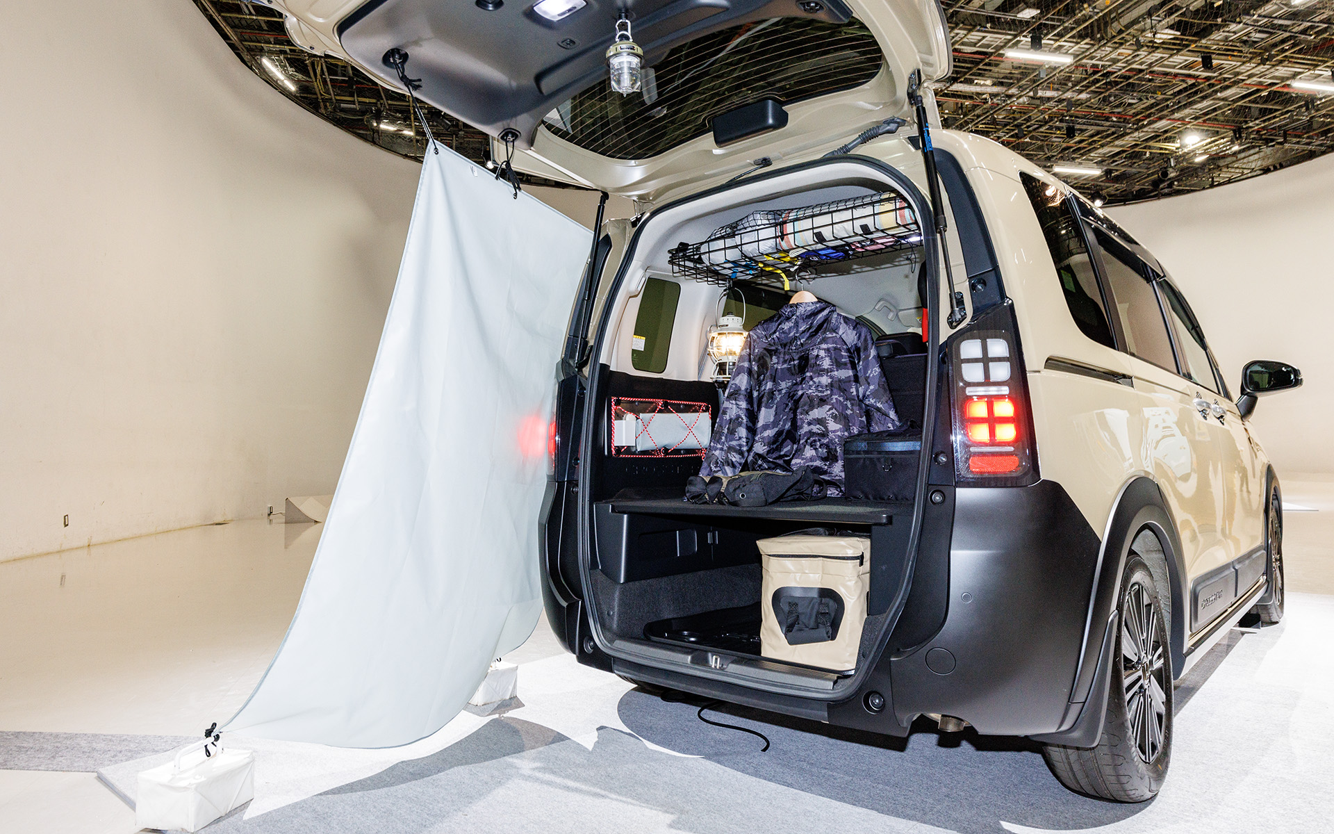 フックを利用したテールゲートタープを用意。写真は片側だけだが左右後方の3枚装着可能