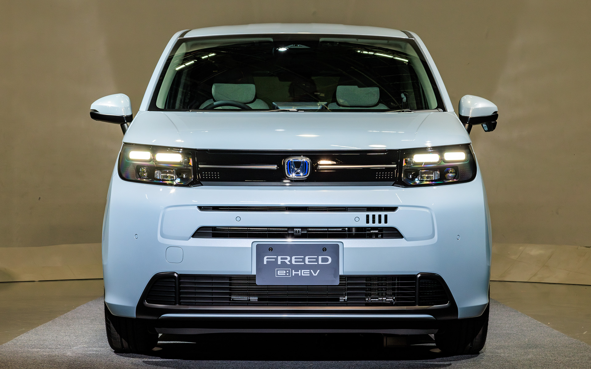 水平基調のフロントデザイン。ヘッドライトはLED化された