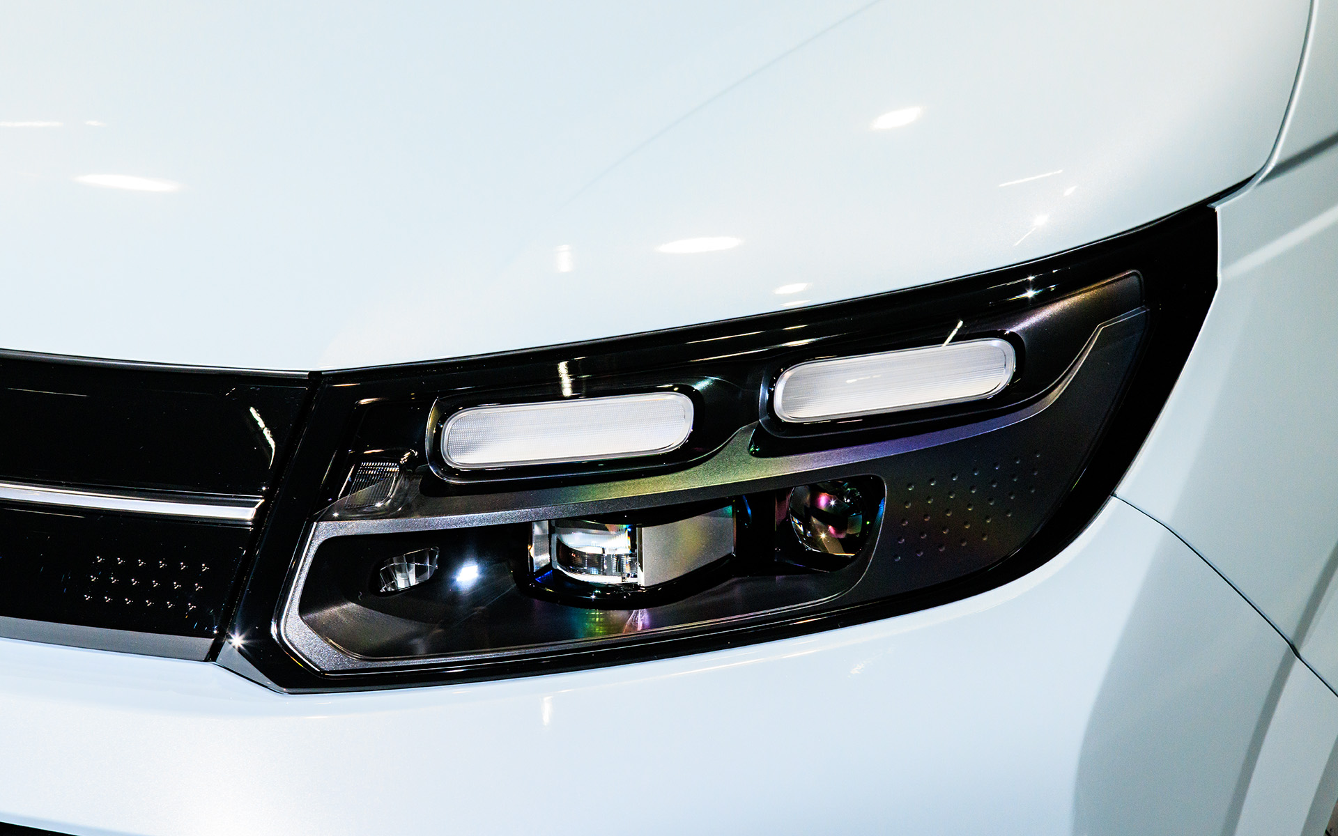 メーカーオプションとなるアダプティブドライビングビーム仕様のヘッドライト。楕円部分がターンライト、ポジションライト、デイタイムランニングライト。下部外側がロービーム、アダプティブドライビングビーム