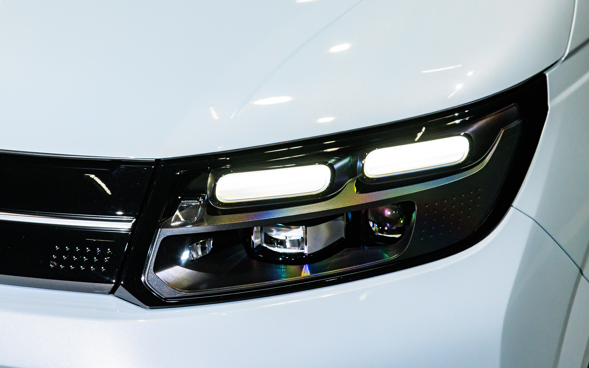 メーカーオプションとなるアダプティブドライビングビーム仕様のヘッドライト。楕円部分がターンライト、ポジションライト、デイタイムランニングライト。下部外側がロービーム、アダプティブドライビングビーム