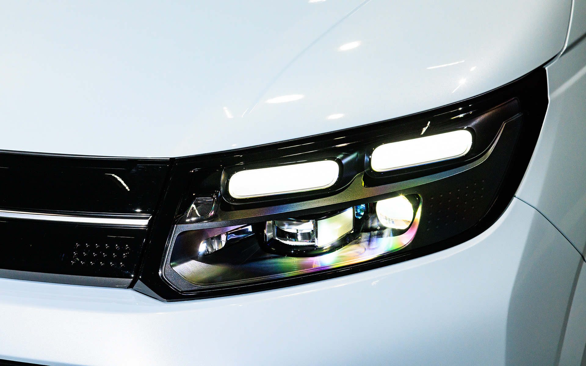 メーカーオプションとなるアダプティブドライビングビーム仕様のヘッドライト。楕円部分がターンライト、ポジションライト、デイタイムランニングライト。下部外側がロービーム、アダプティブドライビングビーム