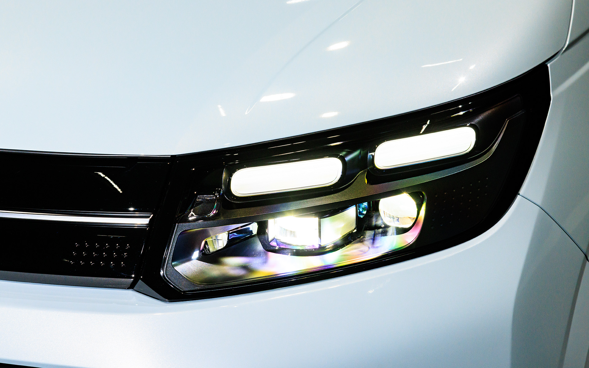 メーカーオプションとなるアダプティブドライビングビーム仕様のヘッドライト。楕円部分がターンライト、ポジションライト、デイタイムランニングライト。下部外側がロービーム、アダプティブドライビングビーム