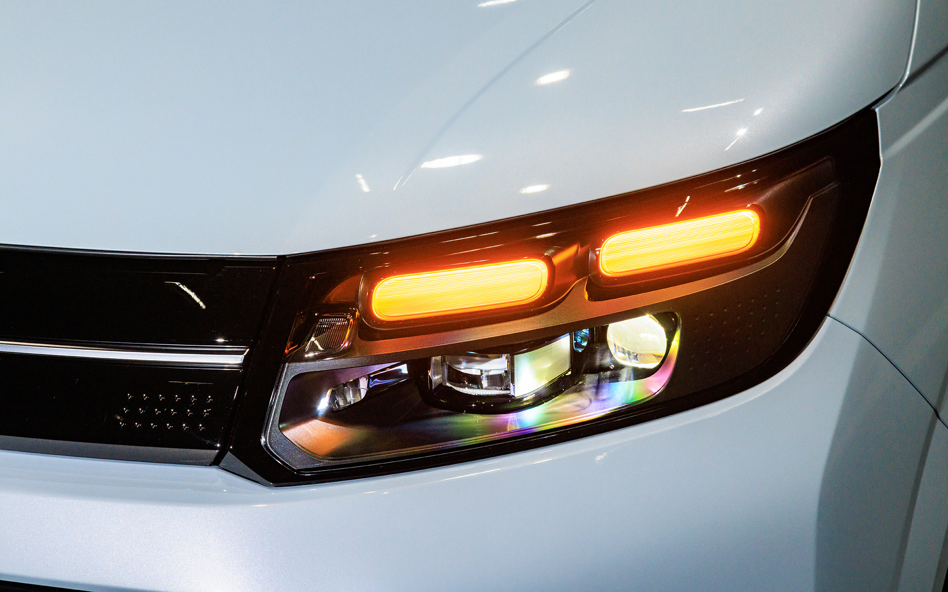 メーカーオプションとなるアダプティブドライビングビーム仕様のヘッドライト。楕円部分がターンライト、ポジションライト、デイタイムランニングライト。下部外側がロービーム、アダプティブドライビングビーム