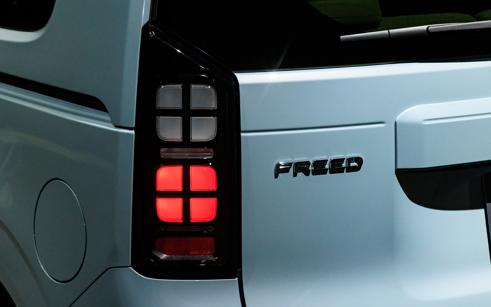 「田の字」のターンランプ＆テール/ストップランプ、棒状のストップランプとバックランプの組み合わせ