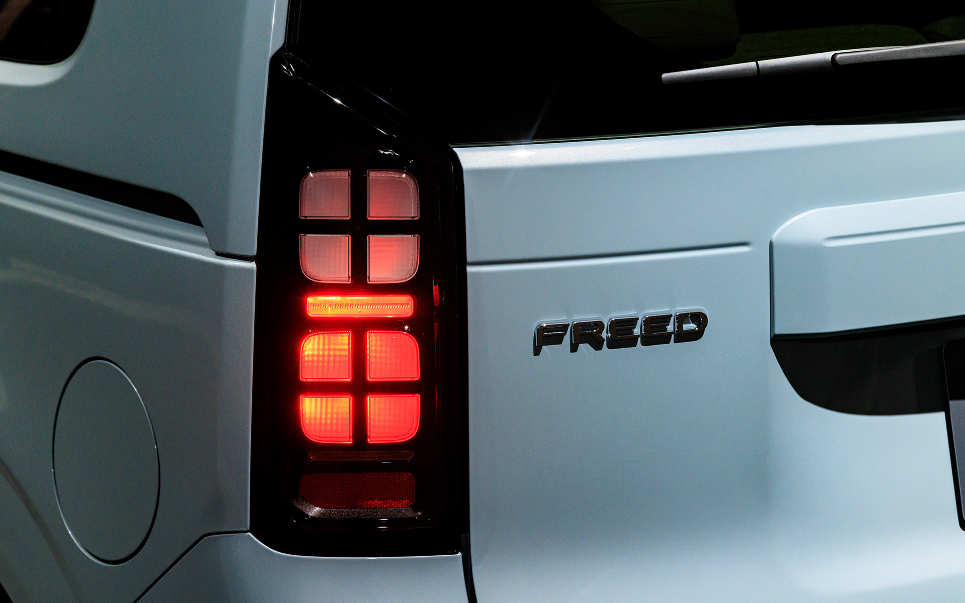 「田の字」のターンランプ＆テール/ストップランプ、棒状のストップランプとバックランプの組み合わせ