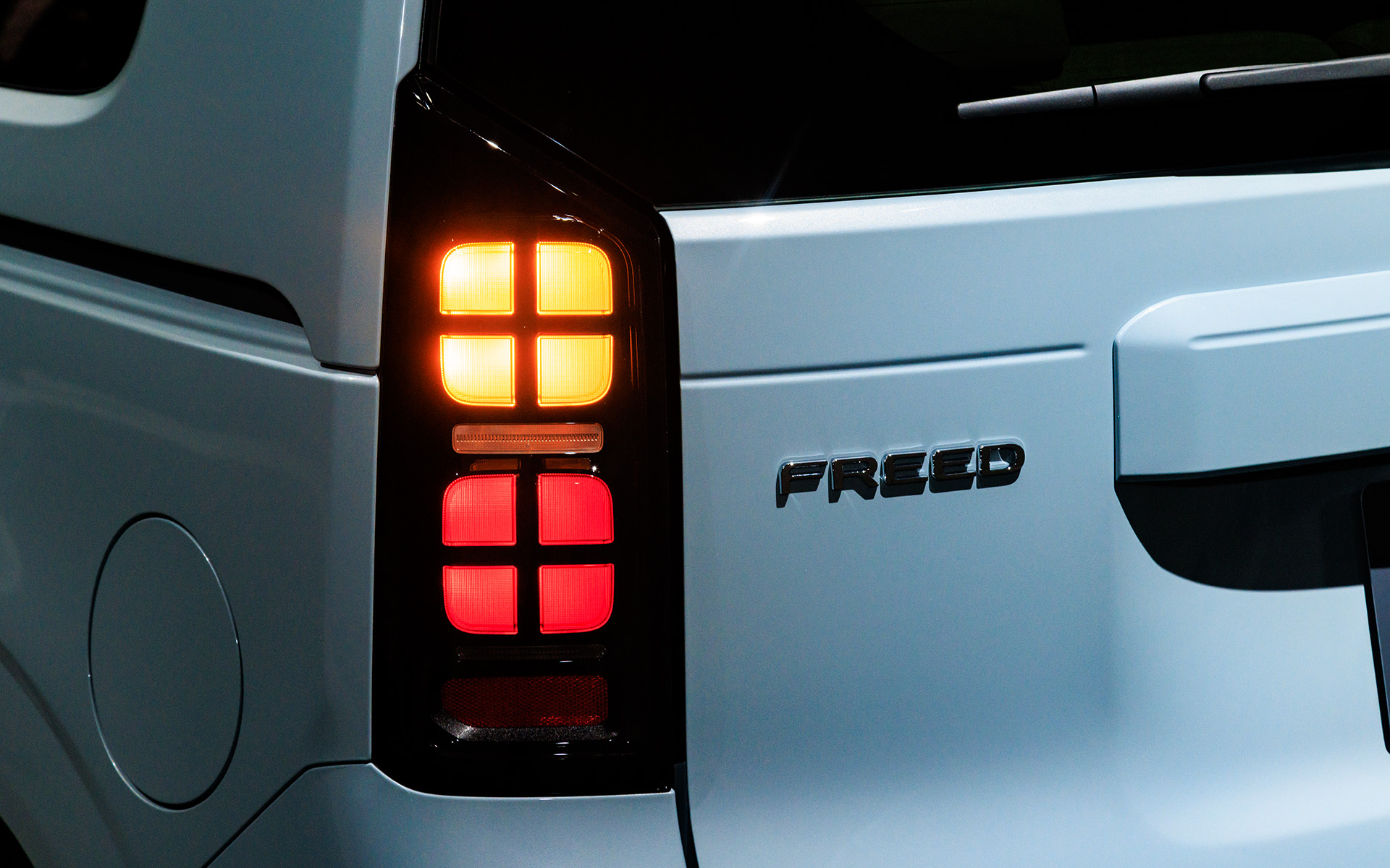 「田の字」のターンランプ＆テール/ストップランプ、棒状のストップランプとバックランプの組み合わせ