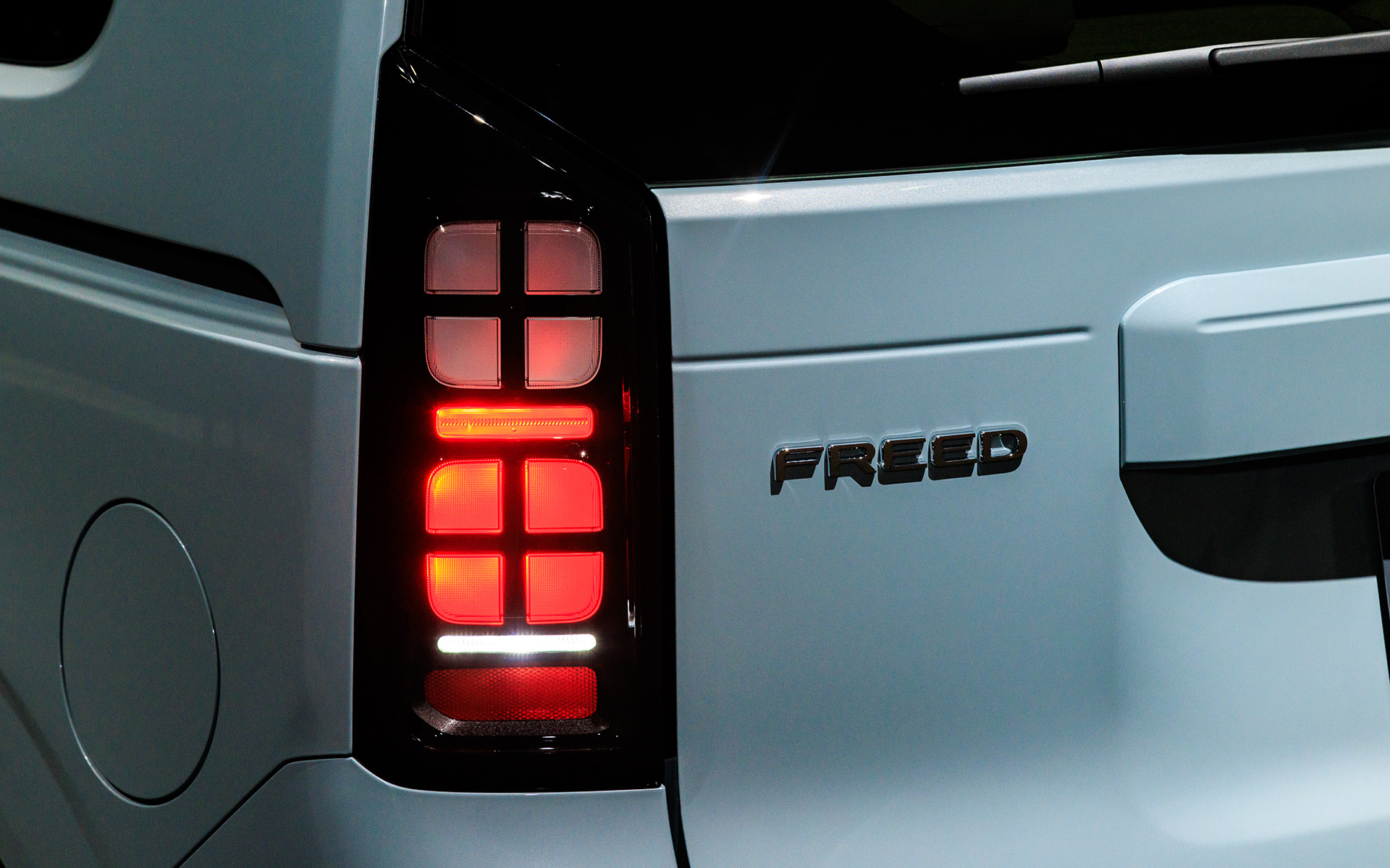 「田の字」のターンランプ＆テール/ストップランプ、棒状のストップランプとバックランプの組み合わせ