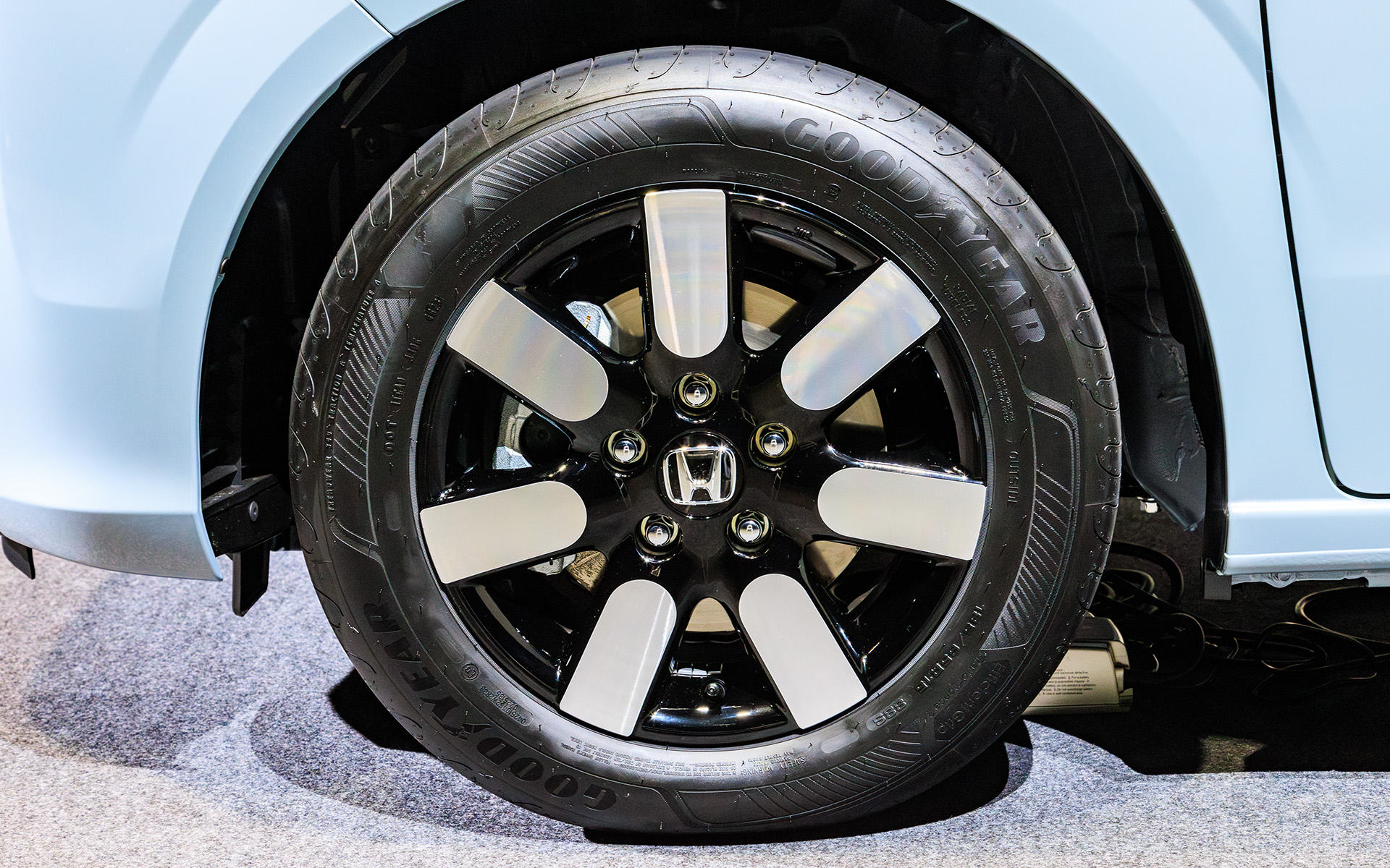 撮影車両のタイヤはグッドイヤー「EfficientGrip Performance（エフィシェントグリップ パフォーマンス）2」。エコ系ではなくコンフォート系の上位モデルになる。サイズは185/65R15。アルミホイールを装着しているがベーシックグレードにはスチール＋ホイールキャップのモデルも用意される