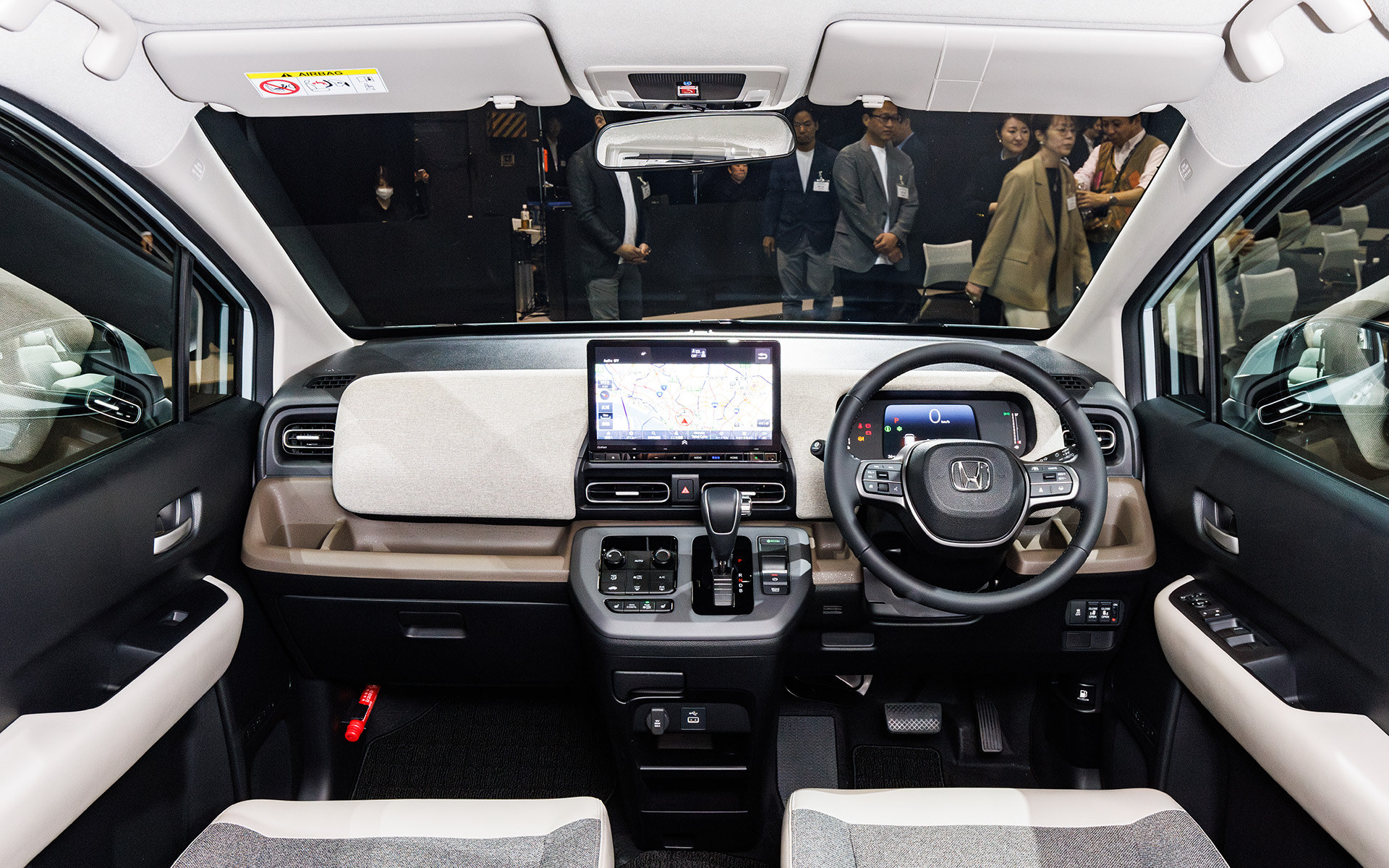 水平基調のインパネ。角を落としたディテールと素材感のあるソフトパッドにより落ち着いた印象