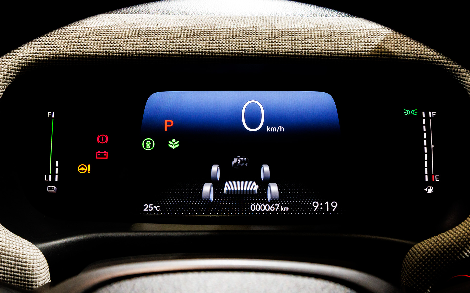 中央に大きな液晶を据えたメーターパネル。下部の表示は切り替えが可能