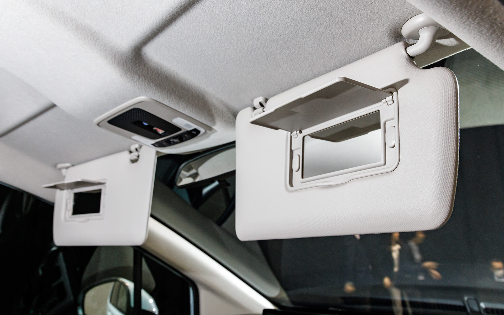 サンバイザー裏にはバニティミラーを装備。照明は付かない