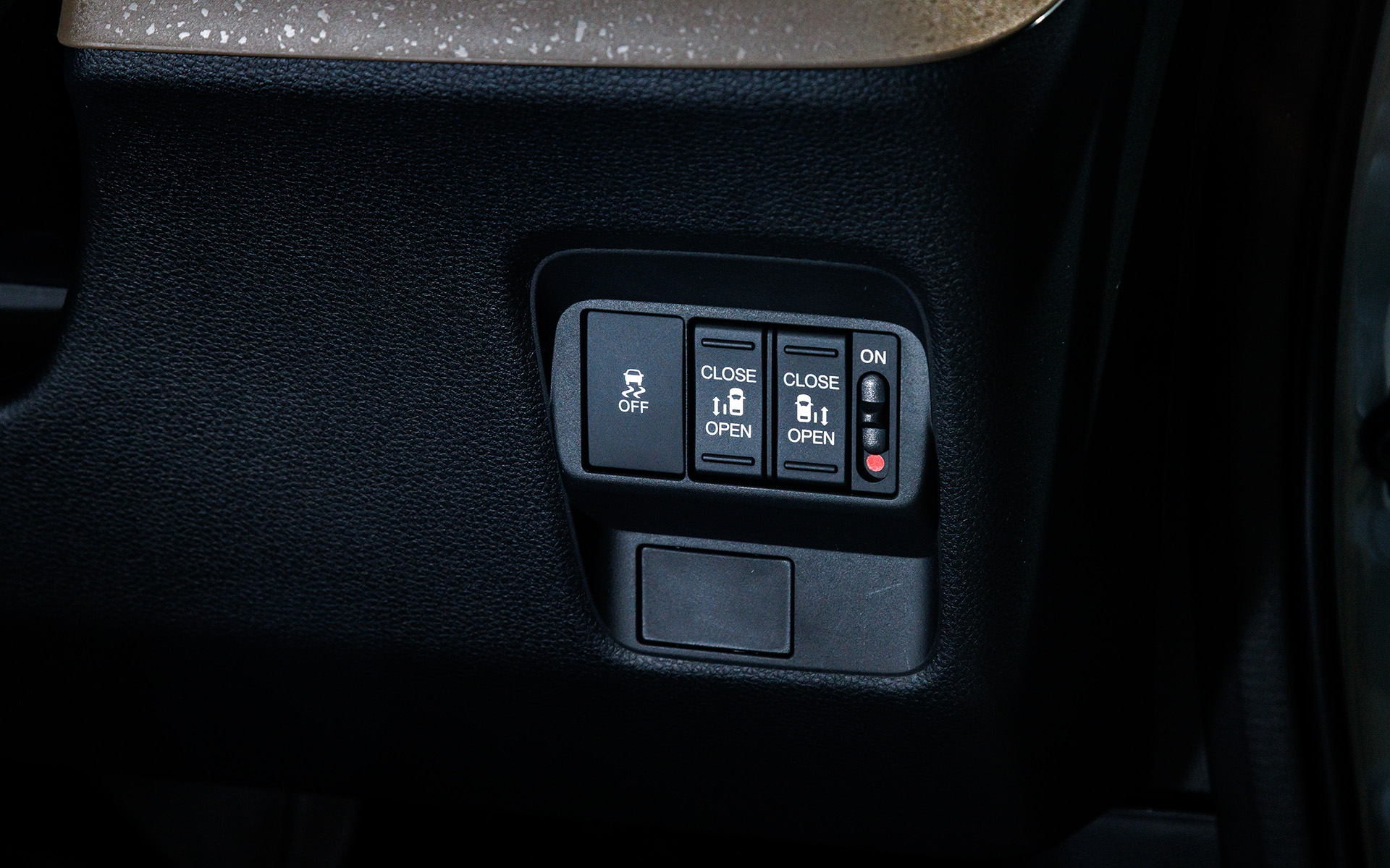 下部にはスライドドアの開閉ボタン