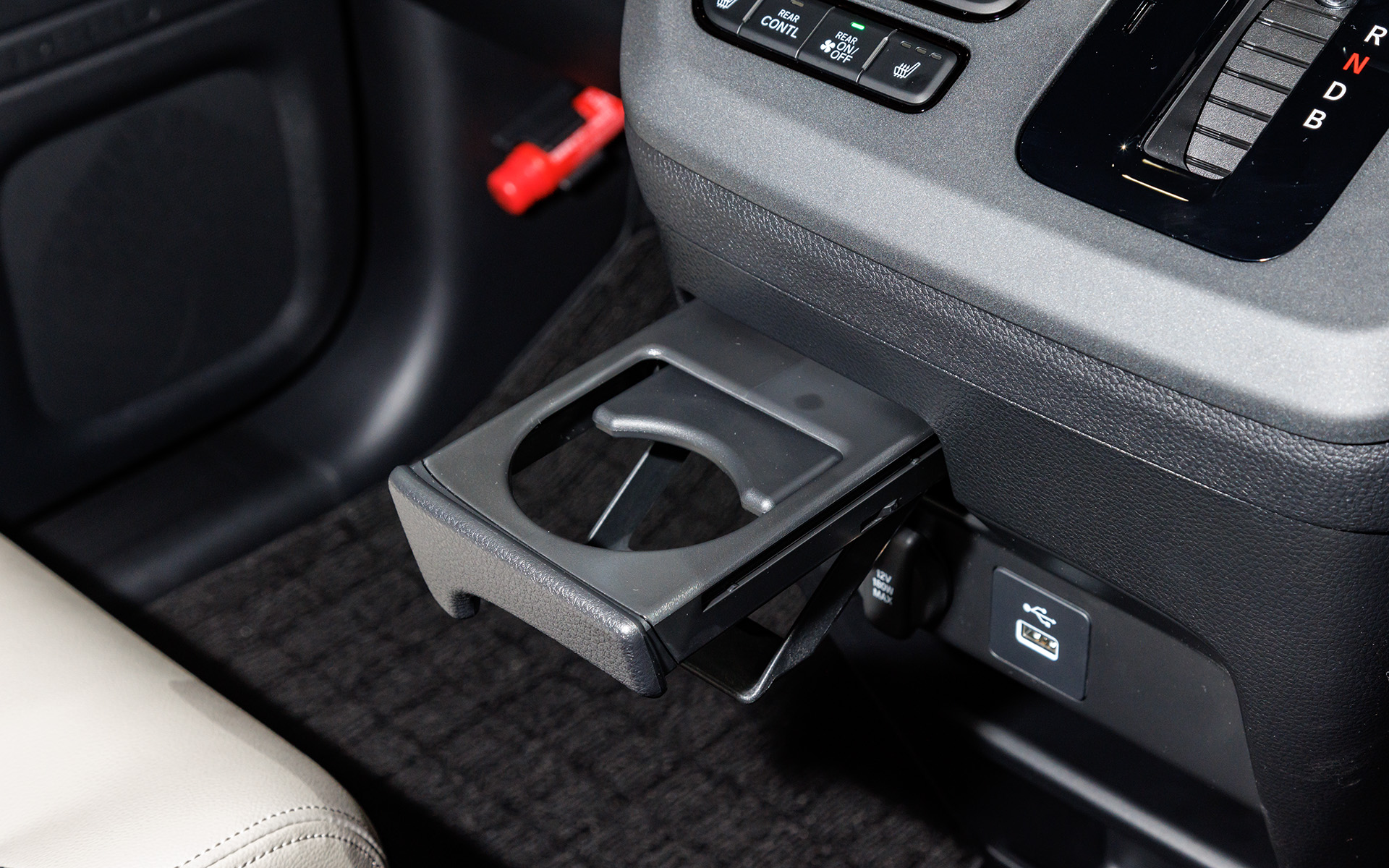 シフトパネル下に引き出し式のカップホルダーを用意