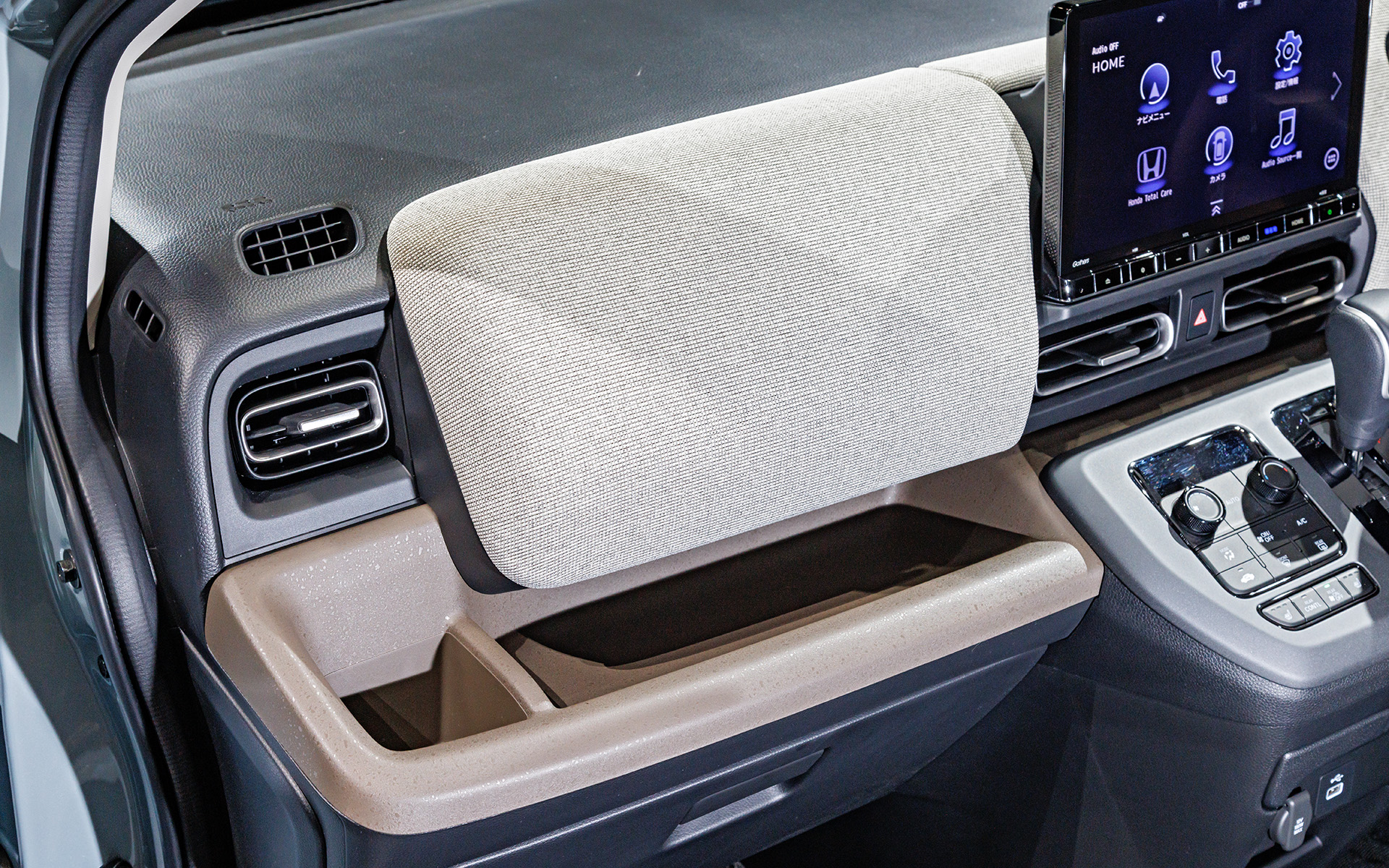 助手席前には幅広のトレイとカップホルダー