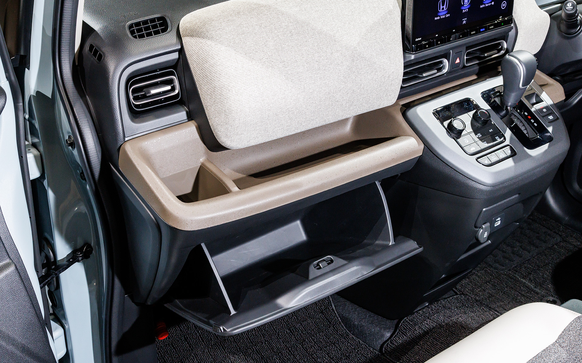 トレイ下部にはグローブボックス