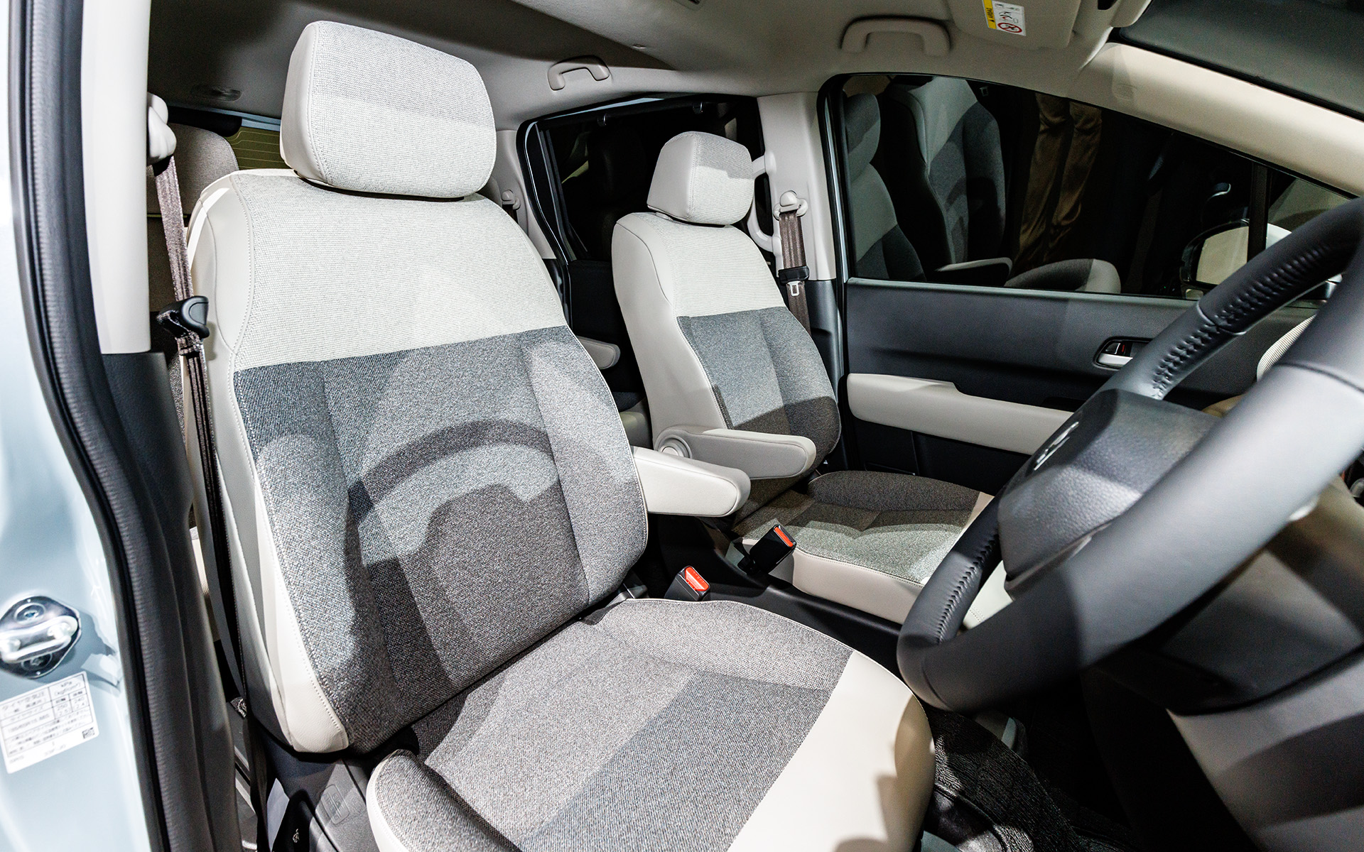 中央にアームレストを備えたフロントシート。上部を明るく下部を暗いカラーとすることで開放感を持たせつつ汚れを目立たなくしている