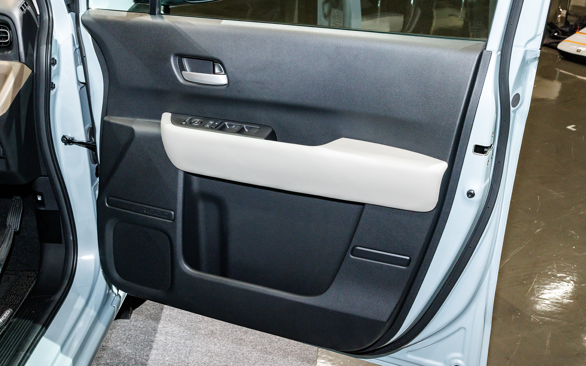 運転席ドアトリム。アームレスト下には大きな収納が用意される