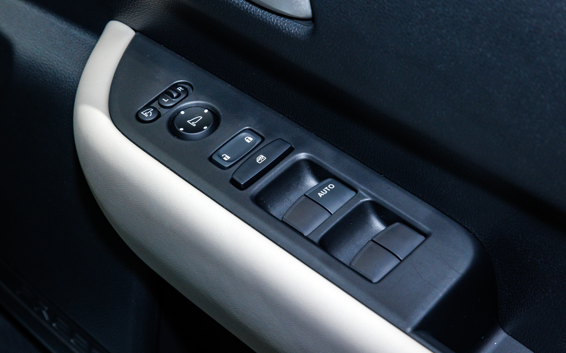 アームレストにはパワーウィンドウなどのスイッチ