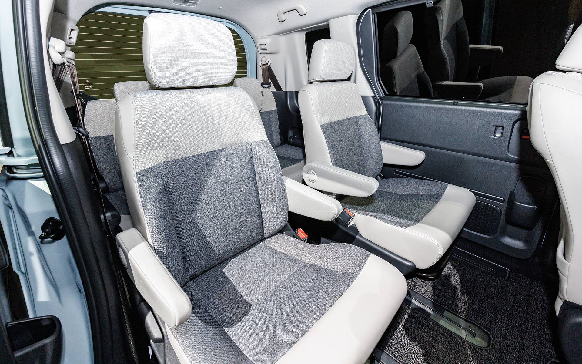 6人乗りの中央はキャプテンシート。アームレストは左右両側に付く