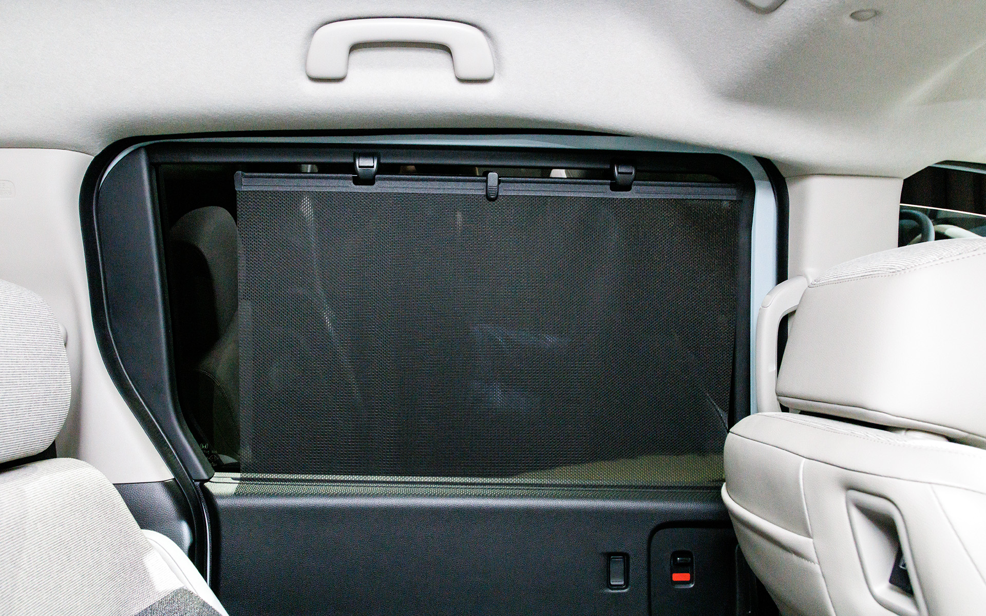 スライドドアにはスクリーンタイプのサンシェードを内蔵