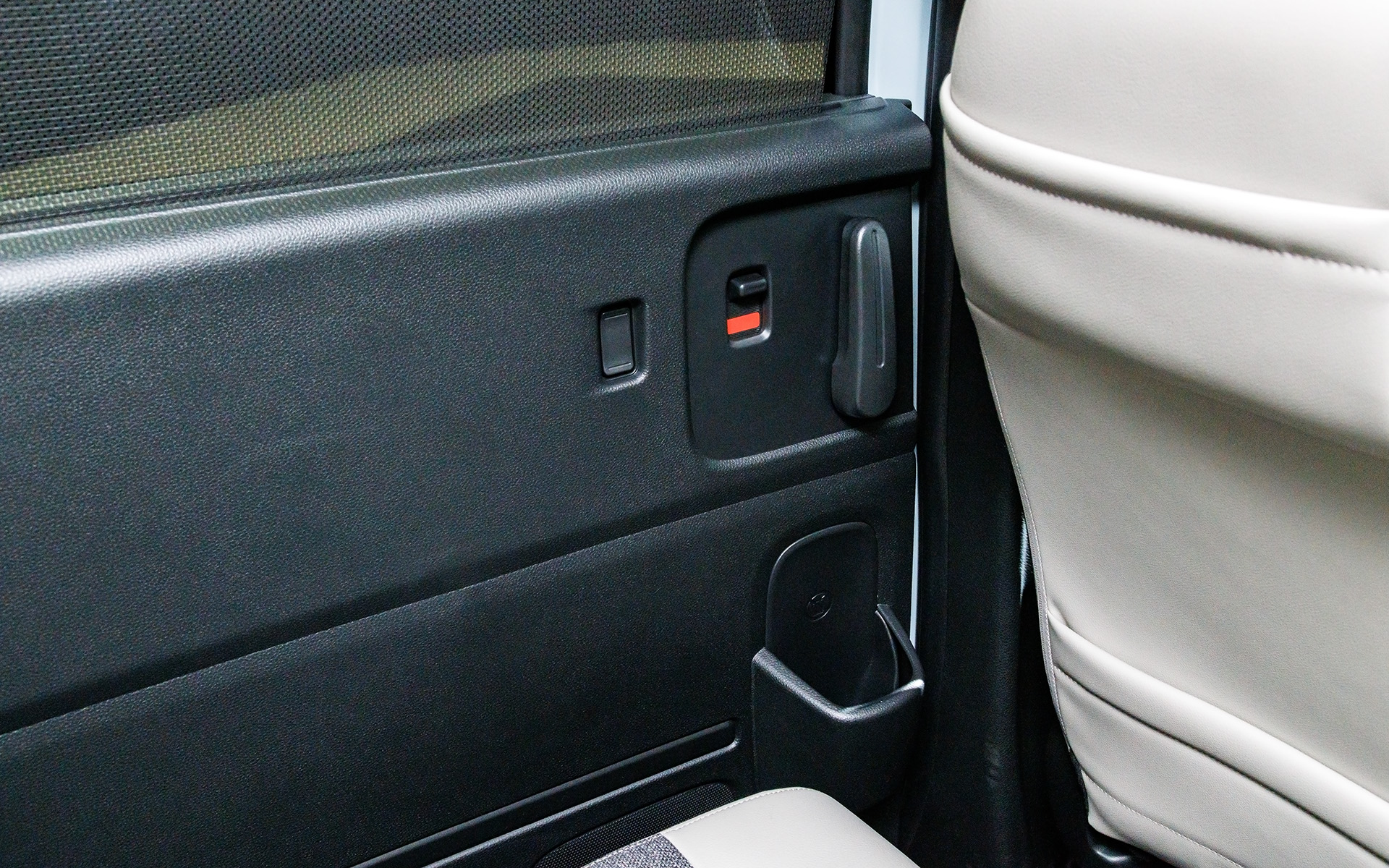 上部にスライドドアの開閉レバー、下部にはドリンクホルダーも