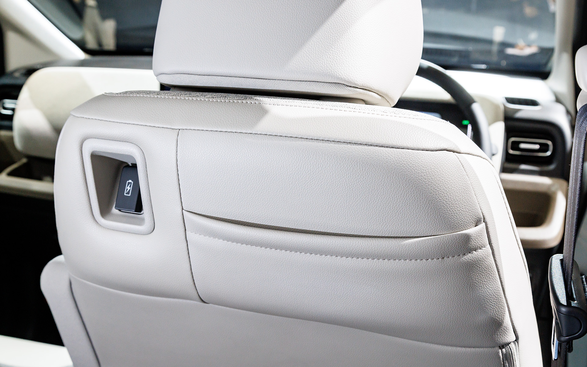 フロントシート背面にUSBソケットとポケット。スマホの収納や充電がはかどりそうだ