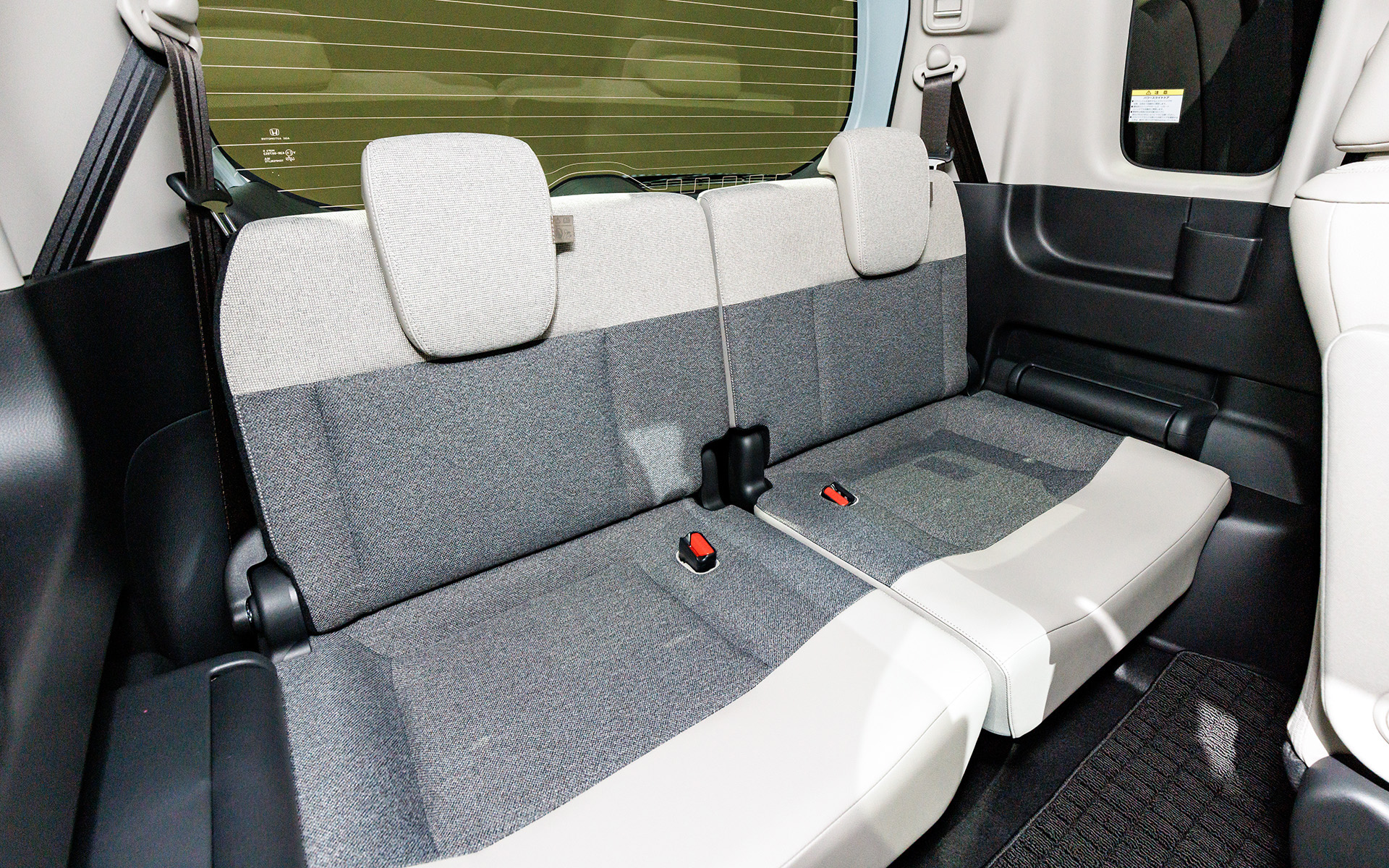 3列目シート。背もたれは低めだがクッションが厚くレッグスペースも確保されているため快適性が高そう