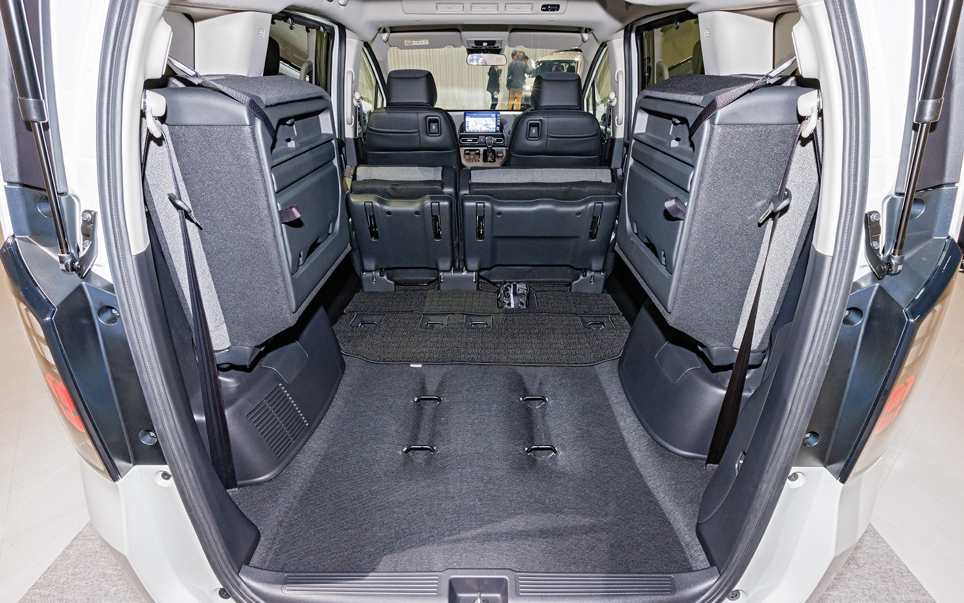 2列目を前倒しに収納することでラゲッジスペースをアップ