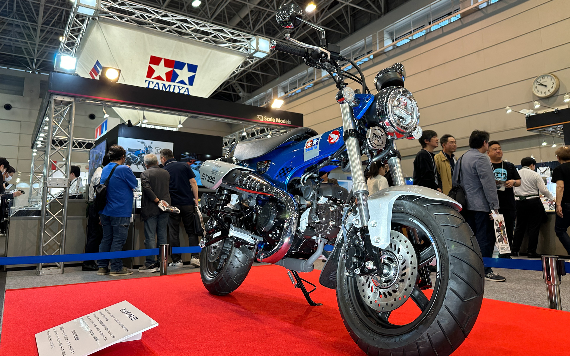 「第44回バンコクインターナショナルモーターショー2023」に出展された、タミヤと「Cub HOUSE」がコラボしたオリジナルカラーの「ダックス 125」