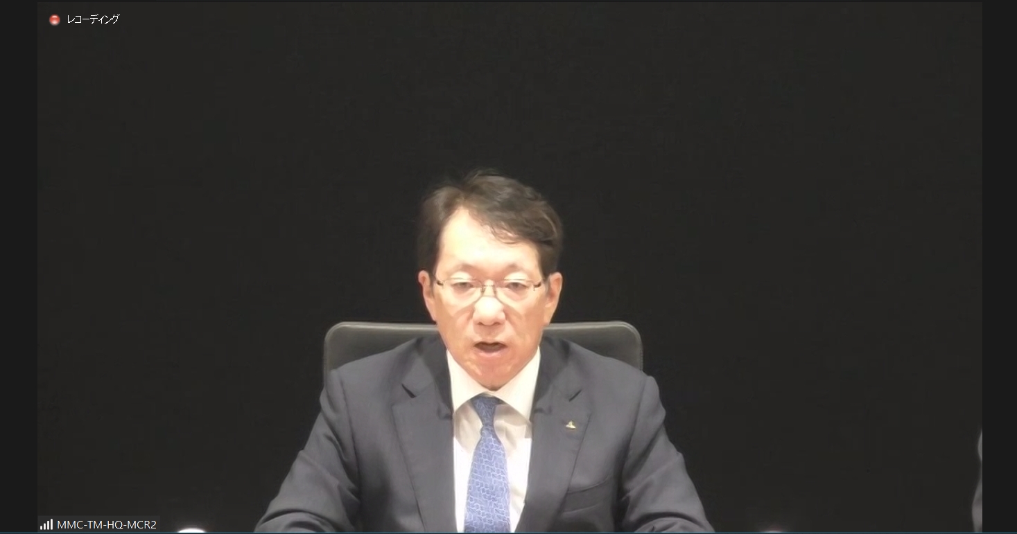 2023年度の通期決算説明会で説明を行なう三菱自動車工業株式会社 代表執行役社長 兼 最高経営責任者 加藤隆雄氏