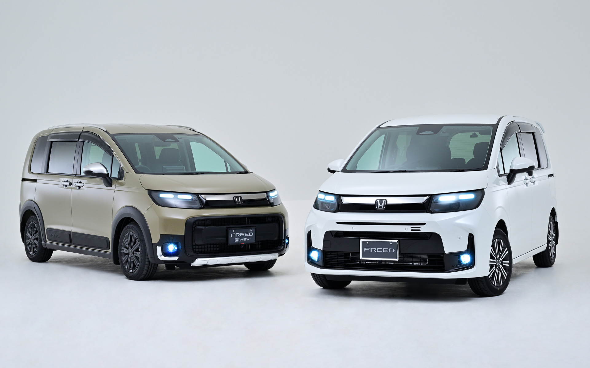 ホンダアクセスの新型「フリード」用純正アクセサリーを装着した2台。左は「クロスター」の「アクティブタフスタイル」、右は「エアー」の「スーペリアスタイル」