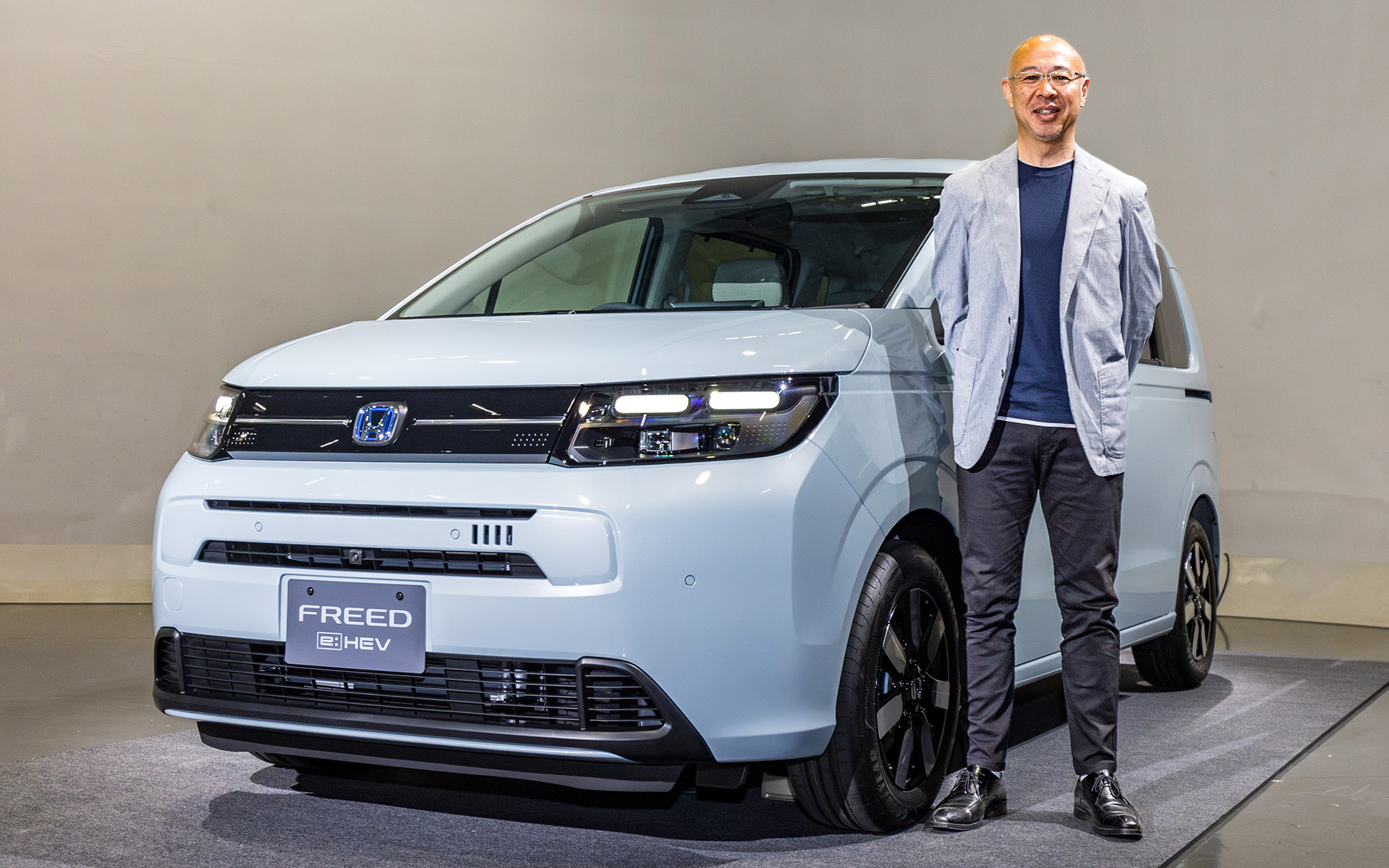 本田技研工業株式会社 電動事業開発本部 BEV開発センター 開発責任者 安積悟氏。1985年に入社し、視界部品・外装部品設計配属時代は、シティ・インテグラ・S-MX・シビック・CR-Xデルソルなどを主に担当。2000年にフィットARIAプロジェクトリーダーに就任。2003年以降は開発責任者代行として、エアウェイブ・エリシオン・エリシオンプレステージ・アコード・S660を担当。2016年にアジア圏向けのシティセダン/ハッチバック開発責任者に就任。2021年から新型フリード開発責任者に就任